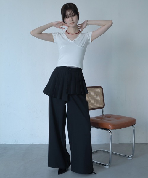VACANCY(ヴァカンシー)の「スタッズVネックショート丈Tシャツ(Tシャツ/カットソー・レディース・ブラウン/ホワイト/ブラック・FREE)」の14枚目の写真