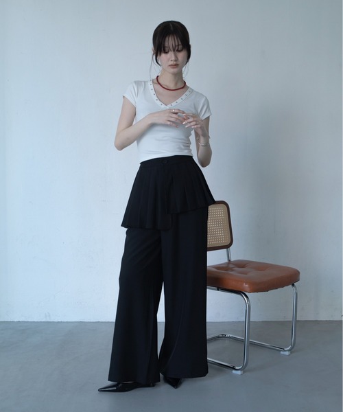 VACANCY(ヴァカンシー)の「スタッズVネックショート丈Tシャツ(Tシャツ/カットソー・レディース・ブラウン/ホワイト/ブラック・FREE)」の15枚目の写真