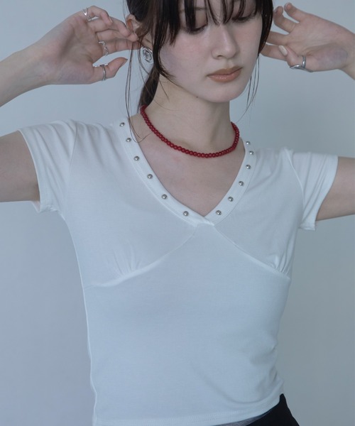VACANCY(ヴァカンシー)の「スタッズVネックショート丈Tシャツ(Tシャツ/カットソー・レディース・ブラウン/ホワイト/ブラック・FREE)」の4枚目の写真