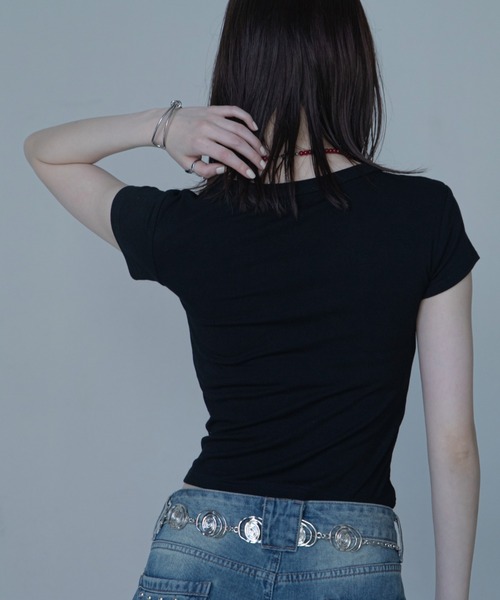 VACANCY(ヴァカンシー)の「スタッズVネックショート丈Tシャツ(Tシャツ/カットソー・レディース・ブラウン/ホワイト/ブラック・FREE)」の20枚目の写真