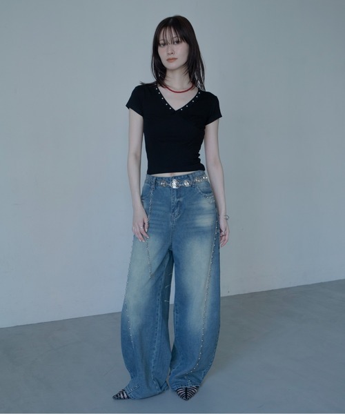VACANCY(ヴァカンシー)の「スタッズVネックショート丈Tシャツ(Tシャツ/カットソー・レディース・ブラウン/ホワイト/ブラック・FREE)」の22枚目の写真
