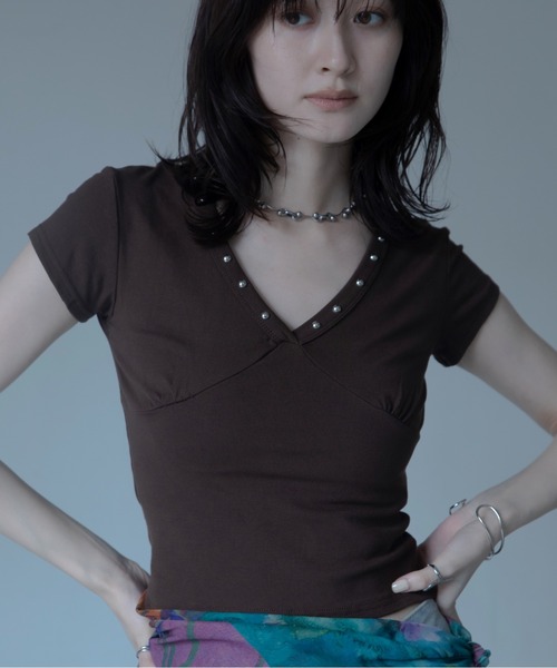 VACANCY(ヴァカンシー)の「スタッズVネックショート丈Tシャツ(Tシャツ/カットソー・レディース・ブラウン/ホワイト/ブラック・FREE)」の5枚目の写真
