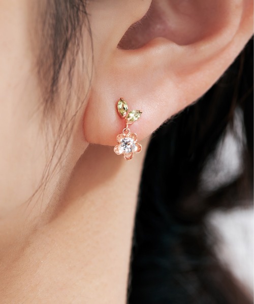 Jewel closet by L&Co.(ジュエルクローゼットバイエルアンドコー)の「K10 フラワー モチーフ ピアス(ピアス(両耳用)・レディース・ピンクゴールド/ホワイトゴールド・FREE)」の4枚目の写真
