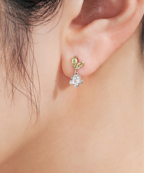 Jewel closet by L&Co.(ジュエルクローゼットバイエルアンドコー)の「K10 フラワー モチーフ ピアス(ピアス(両耳用)・レディース・ピンクゴールド/ホワイトゴールド・FREE)」の9枚目の写真