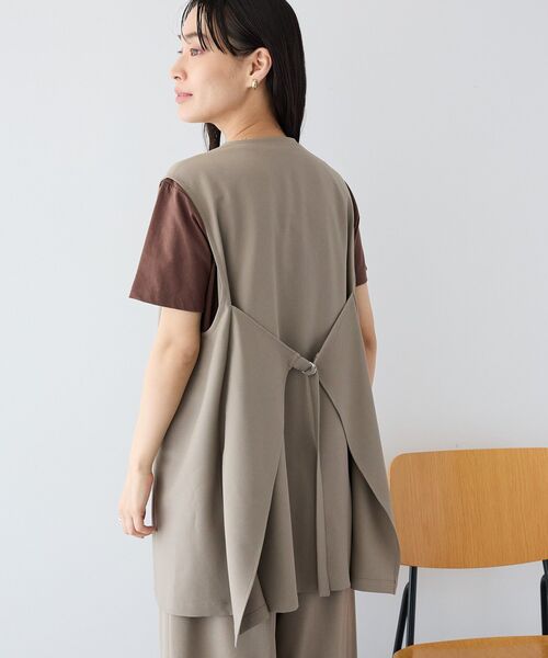CRAFT STANDARD BOUTIQUE(クラフトスタンダードブティック)の「【ウォッシャブル】バックデザインジレ(ベスト・レディース・ダークカーキ/ベージュ・FREE)」の4枚目の写真