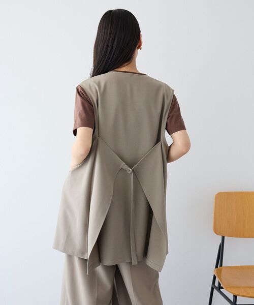 CRAFT STANDARD BOUTIQUE(クラフトスタンダードブティック)の「【ウォッシャブル】バックデザインジレ(ベスト・レディース・ダークカーキ/ベージュ・FREE)」の6枚目の写真
