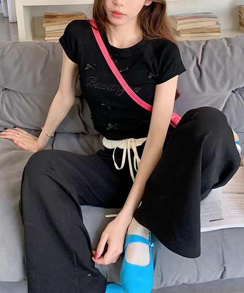 Kuroba（クロバ）の「ロゴ刺繍リボンクロップド丈Tシャツ（Tシャツ/カットソー・レディース・オフホワイト/ブラック・M/L）」の3枚目の写真