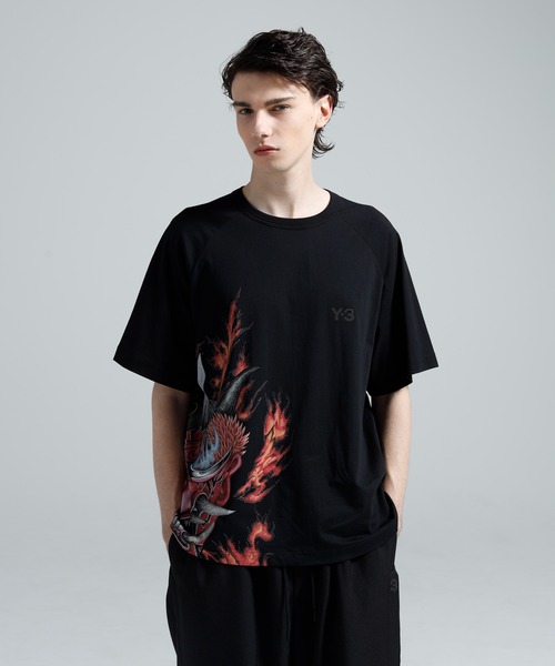 Y-3(ワイスリー)の「Y-3 GRAPHIC SHORT SLEEVE TEE(Tシャツ/カットソー・メンズ・ブラック・SMALL/X-SMALL/XX-LARGE/X-LARGE/LARGE)」の1枚目の写真
