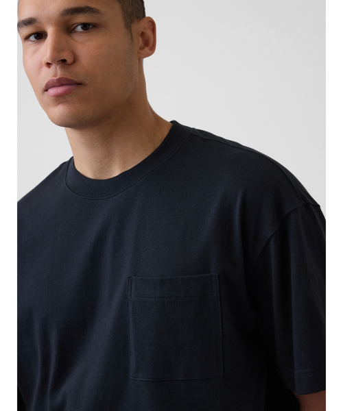 GAP（ギャップ）の「オーバーサイズ クロップド ポケットTシャツ（Tシャツ/カットソー・メンズ・ベージュ/グリーン/ブラック/オフホワイト・XS/M/XL/S/L）」の16枚目の写真