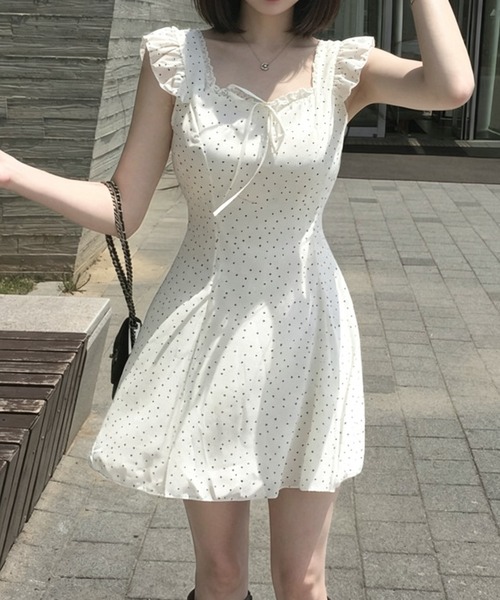 Aelina(エリナ)の「フリルノースリーブワンピース(ワンピース・レディース・ブラック/ホワイト・FREE)」の4枚目の写真