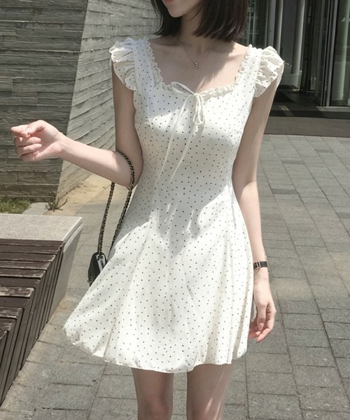 Aelina(エリナ)の「フリルノースリーブワンピース(ワンピース・レディース・ブラック/ホワイト・FREE)」の5枚目の写真