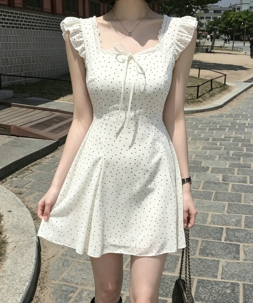 Aelina(エリナ)の「フリルノースリーブワンピース(ワンピース・レディース・ブラック/ホワイト・FREE)」の6枚目の写真