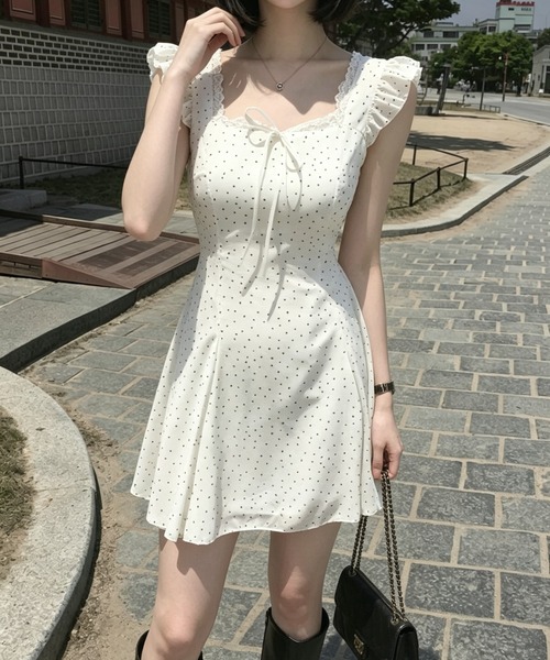 Aelina(エリナ)の「フリルノースリーブワンピース(ワンピース・レディース・ブラック/ホワイト・FREE)」の8枚目の写真