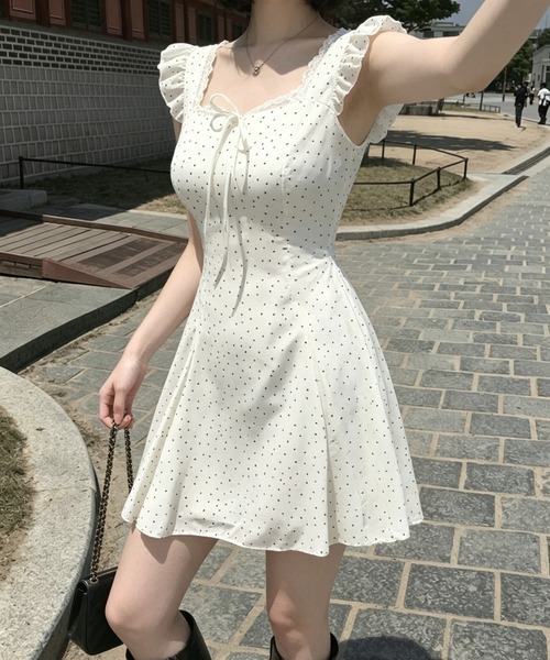 Aelina(エリナ)の「フリルノースリーブワンピース(ワンピース・レディース・ブラック/ホワイト・FREE)」の9枚目の写真