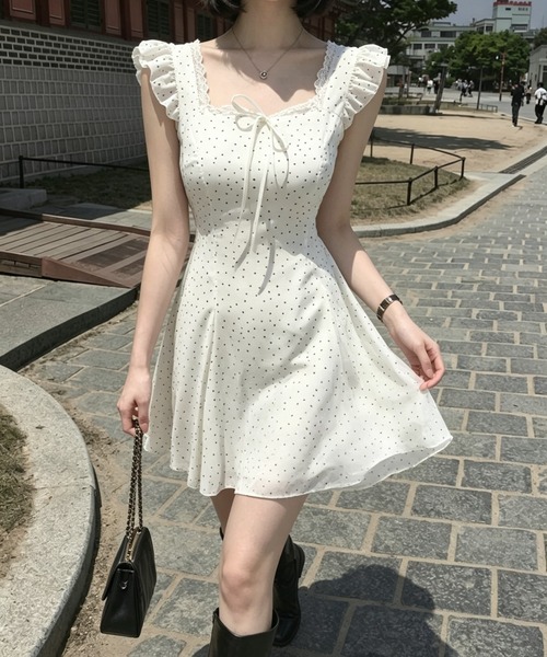Aelina(エリナ)の「フリルノースリーブワンピース(ワンピース・レディース・ブラック/ホワイト・FREE)」の10枚目の写真