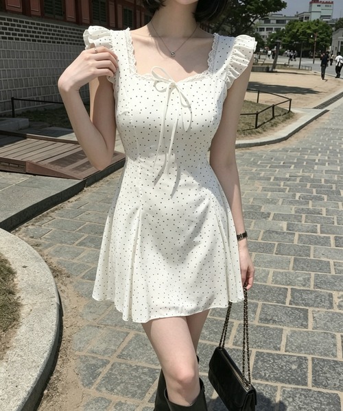 Aelina(エリナ)の「フリルノースリーブワンピース(ワンピース・レディース・ブラック/ホワイト・FREE)」の11枚目の写真