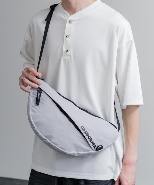 MEI（メイ）の「MEI メイ BOTTOM LINE SHOULDER ワンポイントロゴ入り三日月型ショルダーバッグ（ショルダーバッグ・メンズ・ブラック/ライトグレー・FREE）」の2枚目の写真