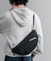 MEI | MEI メイ BOTTOM LINE SHOULDER ワンポイントロゴ入り三日月型ショルダーバッグ(ショルダーバッグ)