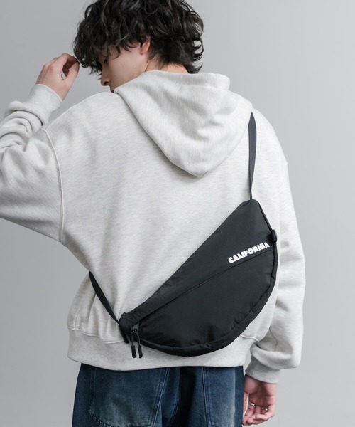MEI（メイ）の「MEI メイ BOTTOM LINE SHOULDER ワンポイントロゴ入り三日月型ショルダーバッグ（ショルダーバッグ・メンズ・ブラック/ライトグレー・FREE）」の3枚目の写真