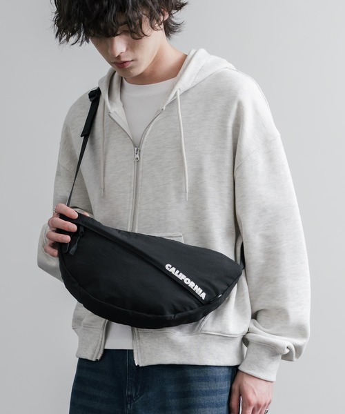 MEI（メイ）の「MEI メイ BOTTOM LINE SHOULDER ワンポイントロゴ入り三日月型ショルダーバッグ（ショルダーバッグ・メンズ・ブラック/ライトグレー・FREE）」の4枚目の写真