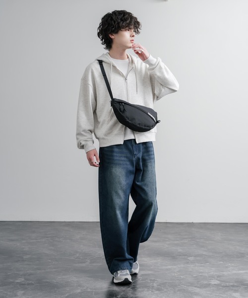 MEI（メイ）の「MEI メイ BOTTOM LINE SHOULDER ワンポイントロゴ入り三日月型ショルダーバッグ（ショルダーバッグ・メンズ・ブラック/ライトグレー・FREE）」の5枚目の写真