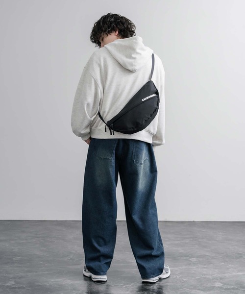 MEI（メイ）の「MEI メイ BOTTOM LINE SHOULDER ワンポイントロゴ入り三日月型ショルダーバッグ（ショルダーバッグ・メンズ・ブラック/ライトグレー・FREE）」の6枚目の写真