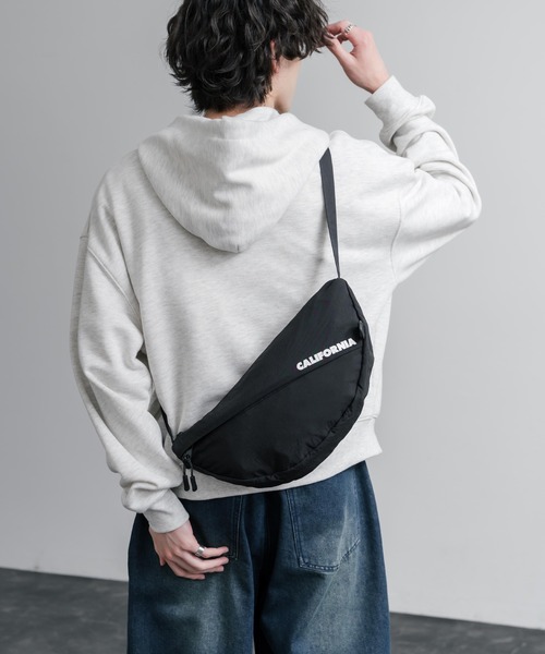 MEI（メイ）の「MEI メイ BOTTOM LINE SHOULDER ワンポイントロゴ入り三日月型ショルダーバッグ（ショルダーバッグ・メンズ・ブラック/ライトグレー・FREE）」の7枚目の写真