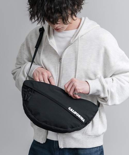 MEI（メイ）の「MEI メイ BOTTOM LINE SHOULDER ワンポイントロゴ入り三日月型ショルダーバッグ（ショルダーバッグ・メンズ・ブラック/ライトグレー・FREE）」の8枚目の写真