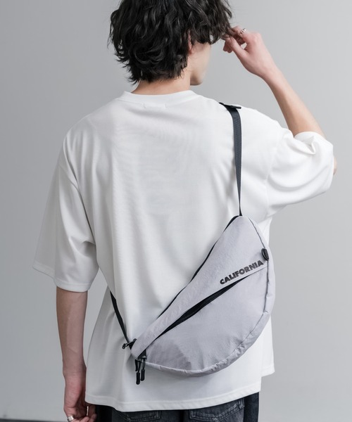 MEI（メイ）の「MEI メイ BOTTOM LINE SHOULDER ワンポイントロゴ入り三日月型ショルダーバッグ（ショルダーバッグ・メンズ・ブラック/ライトグレー・FREE）」の9枚目の写真