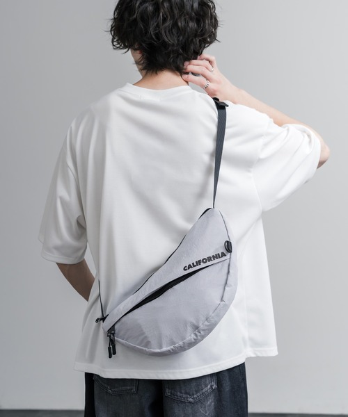 MEI（メイ）の「MEI メイ BOTTOM LINE SHOULDER ワンポイントロゴ入り三日月型ショルダーバッグ（ショルダーバッグ・メンズ・ブラック/ライトグレー・FREE）」の10枚目の写真