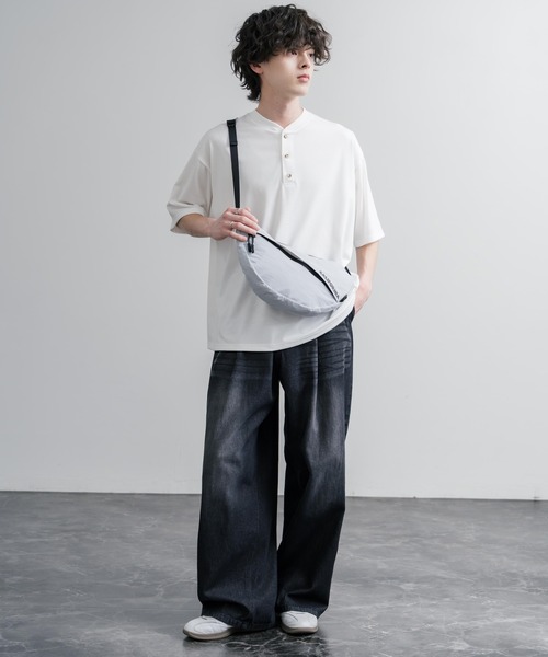 MEI（メイ）の「MEI メイ BOTTOM LINE SHOULDER ワンポイントロゴ入り三日月型ショルダーバッグ（ショルダーバッグ・メンズ・ブラック/ライトグレー・FREE）」の11枚目の写真