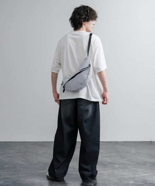 MEI（メイ）の「MEI メイ BOTTOM LINE SHOULDER ワンポイントロゴ入り三日月型ショルダーバッグ（ショルダーバッグ・メンズ・ブラック/ライトグレー・FREE）」の12枚目の写真