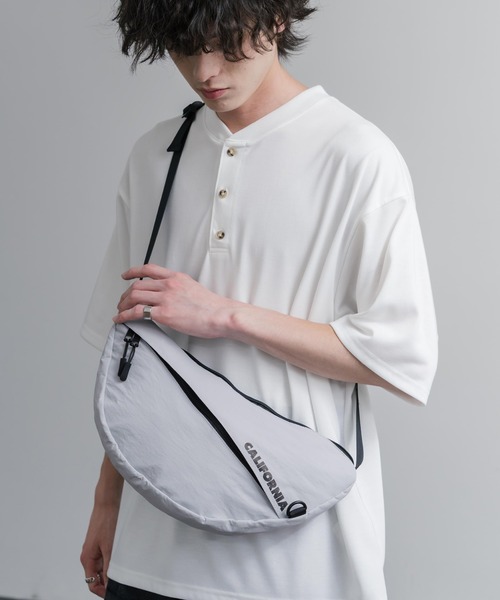 MEI（メイ）の「MEI メイ BOTTOM LINE SHOULDER ワンポイントロゴ入り三日月型ショルダーバッグ（ショルダーバッグ・メンズ・ブラック/ライトグレー・FREE）」の13枚目の写真