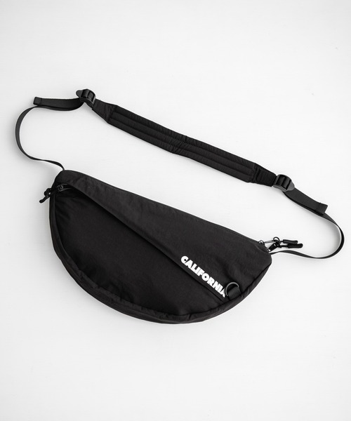 MEI（メイ）の「MEI メイ BOTTOM LINE SHOULDER ワンポイントロゴ入り三日月型ショルダーバッグ（ショルダーバッグ・メンズ・ブラック/ライトグレー・FREE）」の14枚目の写真