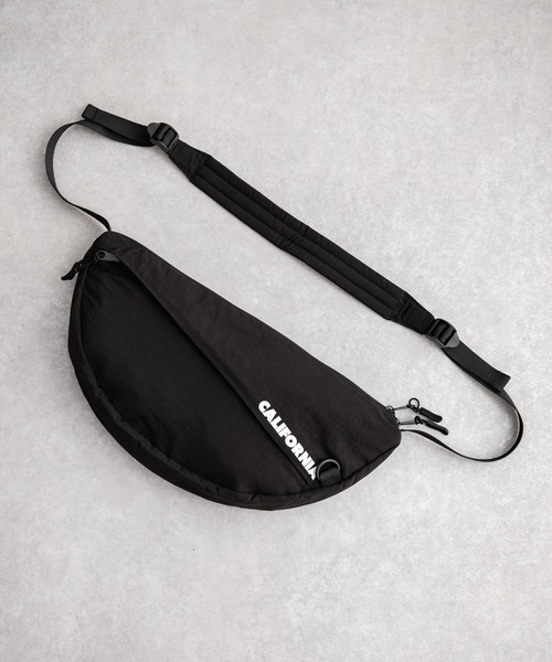 MEI（メイ）の「MEI メイ BOTTOM LINE SHOULDER ワンポイントロゴ入り三日月型ショルダーバッグ（ショルダーバッグ・メンズ・ブラック/ライトグレー・FREE）」の15枚目の写真