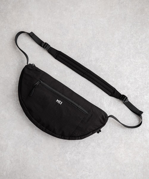 MEI（メイ）の「MEI メイ BOTTOM LINE SHOULDER ワンポイントロゴ入り三日月型ショルダーバッグ（ショルダーバッグ・メンズ・ブラック/ライトグレー・FREE）」の16枚目の写真