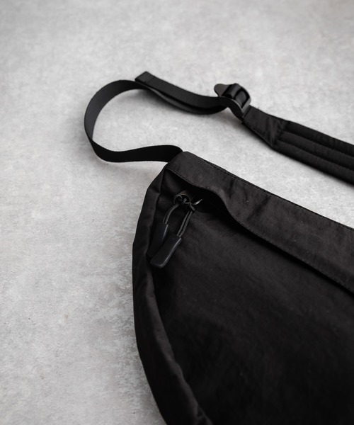 MEI（メイ）の「MEI メイ BOTTOM LINE SHOULDER ワンポイントロゴ入り三日月型ショルダーバッグ（ショルダーバッグ・メンズ・ブラック/ライトグレー・FREE）」の19枚目の写真