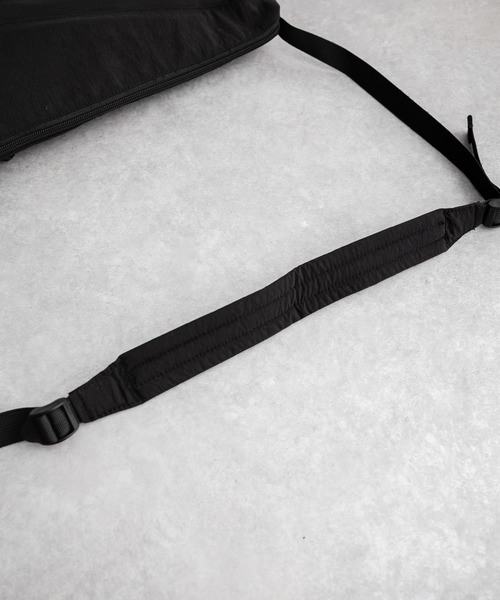 MEI（メイ）の「MEI メイ BOTTOM LINE SHOULDER ワンポイントロゴ入り三日月型ショルダーバッグ（ショルダーバッグ・メンズ・ブラック/ライトグレー・FREE）」の21枚目の写真