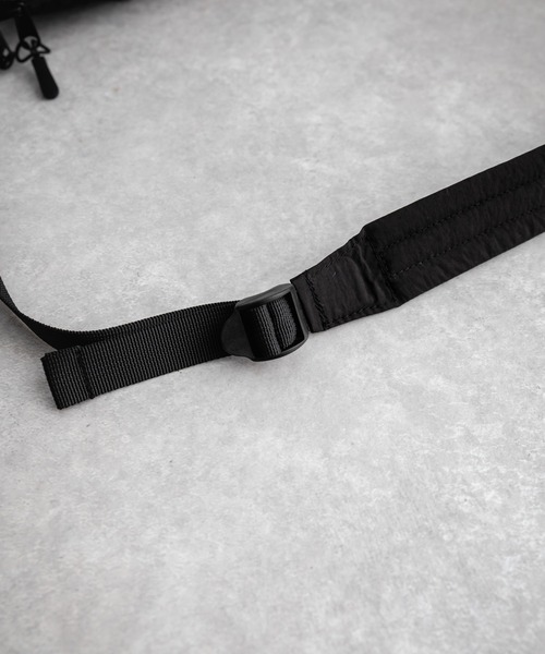 MEI（メイ）の「MEI メイ BOTTOM LINE SHOULDER ワンポイントロゴ入り三日月型ショルダーバッグ（ショルダーバッグ・メンズ・ブラック/ライトグレー・FREE）」の22枚目の写真