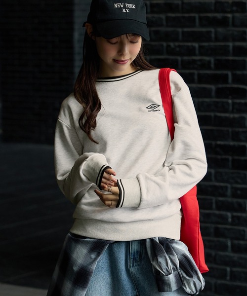 UMBRO(アンブロ)の「【UMBRO/アンブロ】限定 ライン使い刺しゅう裏毛トップス(スウェット・レディース・杢グレー/ネイビー/ブラウン・M/L/LL)」の4枚目の写真