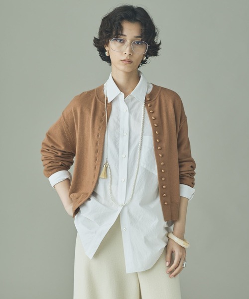 Curensology(カレンソロジー)の「Curensology(カレンソロジー)/クルミボタンニットカーディガン(カーディガン/ボレロ・レディース・ベージュ/レッド/ブラック・FREE)」の2枚目の写真