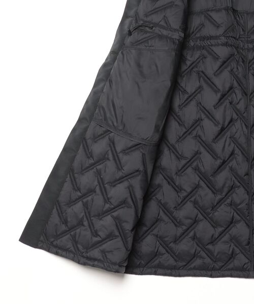 EMPORIO ARMANI(エンポリオアルマーニ)の「【エンポリオ アルマーニ】レギュラーフィット ベルト付き キルティング ダウンコート(ダウンジャケット/コート・レディース・ブラック・36/42/40/38)」の4枚目の写真