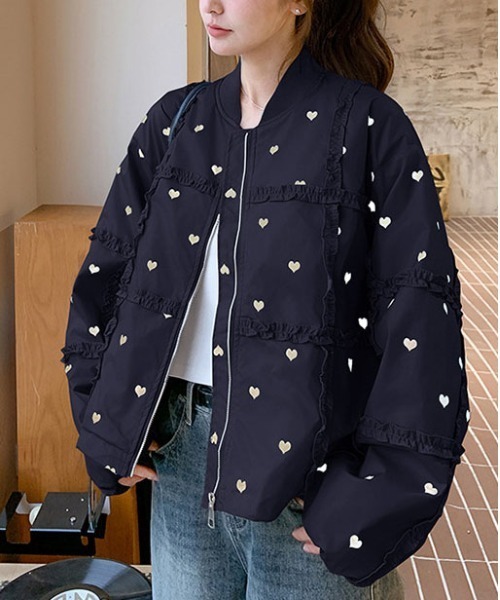 &soiree(アンドソワレ)の「ハート柄フリルネックショート丈ブルゾン(ブルゾン・レディース・ネイビー・LARGE/X-LARGE/MEDIUM/SMALL)」の1枚目の写真
