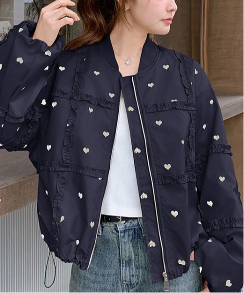 &soiree(アンドソワレ)の「ハート柄フリルネックショート丈ブルゾン(ブルゾン・レディース・ネイビー・LARGE/X-LARGE/MEDIUM/SMALL)」の4枚目の写真