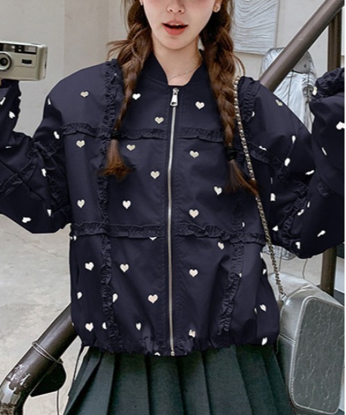 &soiree(アンドソワレ)の「ハート柄フリルネックショート丈ブルゾン(ブルゾン・レディース・ネイビー・LARGE/X-LARGE/MEDIUM/SMALL)」の5枚目の写真