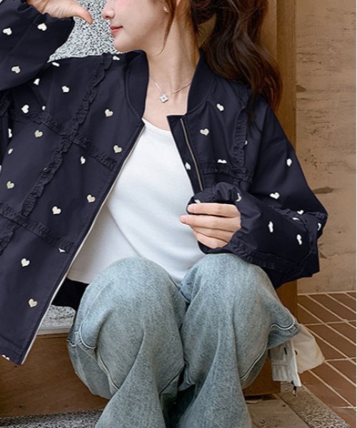 &soiree(アンドソワレ)の「ハート柄フリルネックショート丈ブルゾン(ブルゾン・レディース・ネイビー・LARGE/X-LARGE/MEDIUM/SMALL)」の6枚目の写真