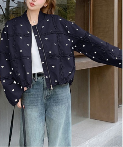 &soiree(アンドソワレ)の「ハート柄フリルネックショート丈ブルゾン(ブルゾン・レディース・ネイビー・LARGE/X-LARGE/MEDIUM/SMALL)」の2枚目の写真