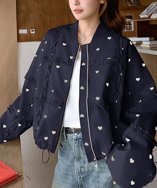 &soiree(アンドソワレ)の「ハート柄フリルネックショート丈ブルゾン(ブルゾン・レディース・ネイビー・LARGE/X-LARGE/MEDIUM/SMALL)」の3枚目の写真