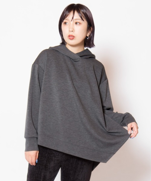 OSMOSIS（オズモーシス）の「アシンメトリーヘムフードプルオーバー（パーカー・レディース・チャコール/アイボリー/ブラック・ONE SIZE）」の3枚目の写真