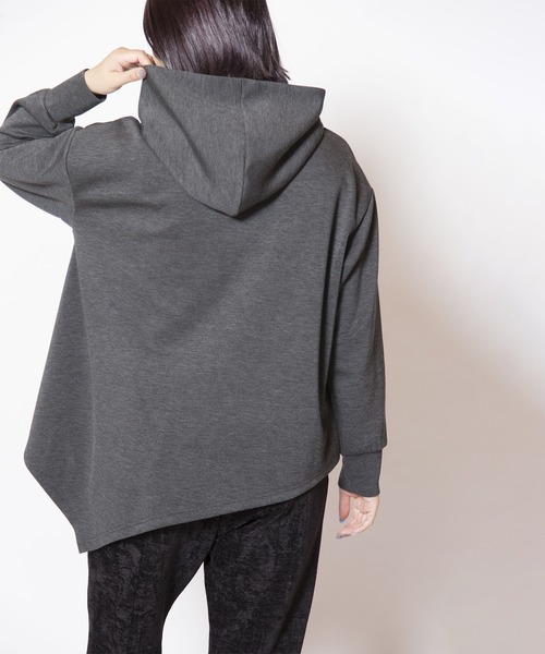 OSMOSIS（オズモーシス）の「アシンメトリーヘムフードプルオーバー（パーカー・レディース・チャコール/アイボリー/ブラック・ONE SIZE）」の11枚目の写真